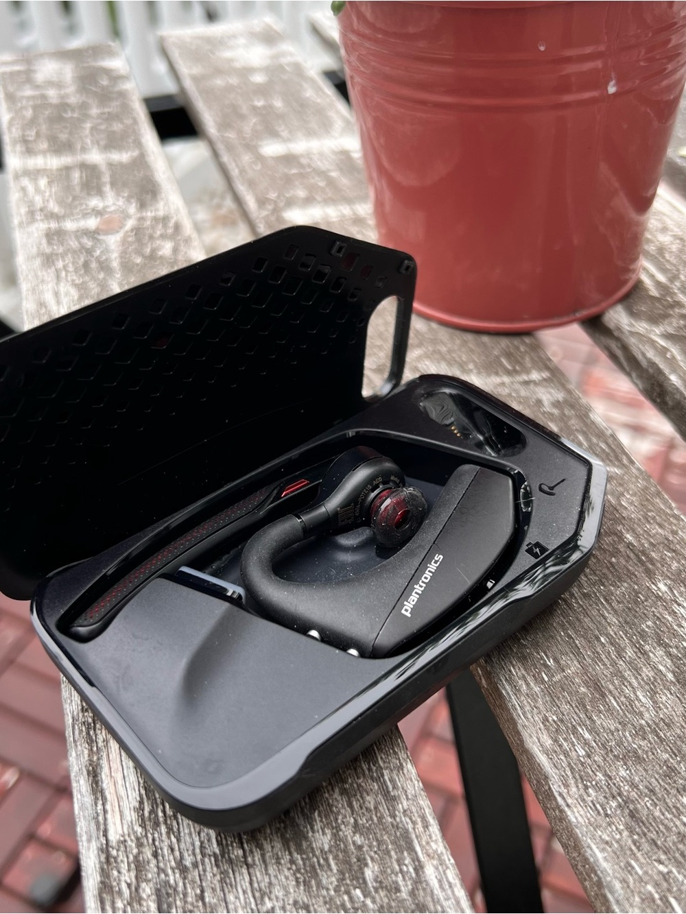 Plantronics Voyager 5200 bluetooth/usb dongle headset with charging case
